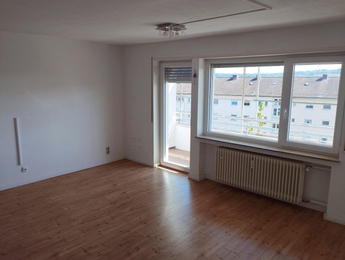 Luminoso appartamento di 3 locali con due balconi e un forte potenziale per il futuro – Wohnzimmer Ansicht 2