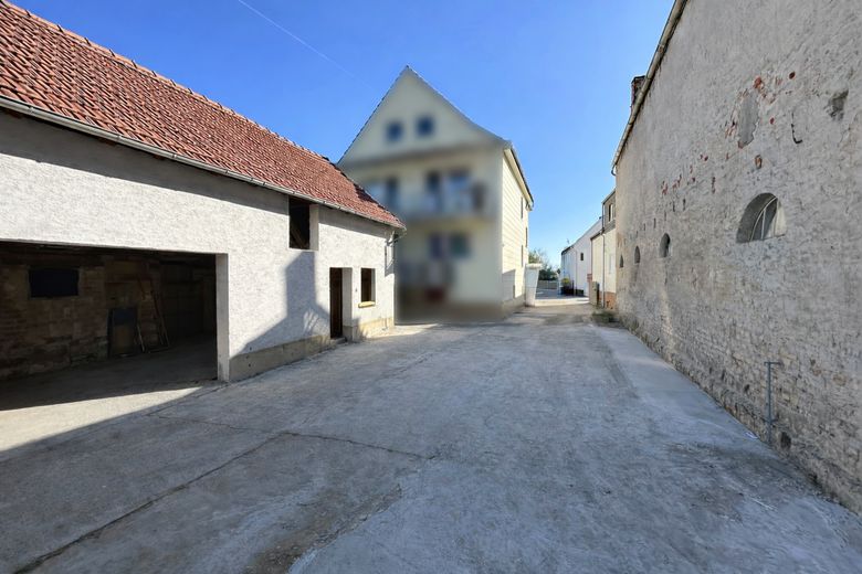 Terreno edificabile senza provvigione, in posizione tranquilla in seconda fila, con vista libera sui campi – Zufahrt