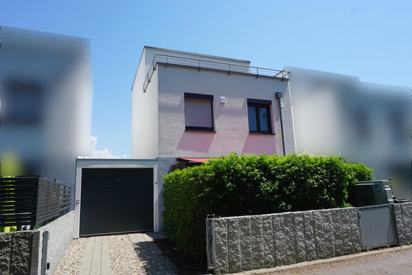 Modernes Kettenhaus mit KfW-55-Standard und hochwertiger Ausstattung