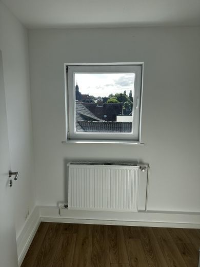 Frisch sanierte DG-Wohnung an der Weser – Blick aus Zimmer 2