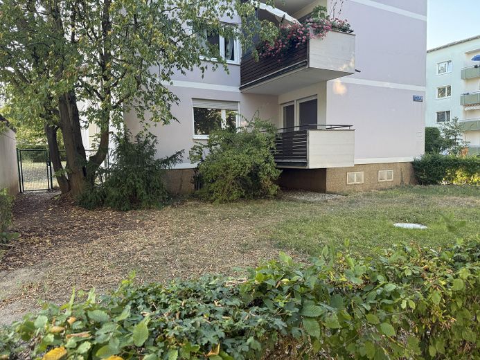 Власний сад площею 314 м²: відремонтована 4-кімнатна квартира у власності з 2 балконами, без комісії – Aussenansicht mit Garten