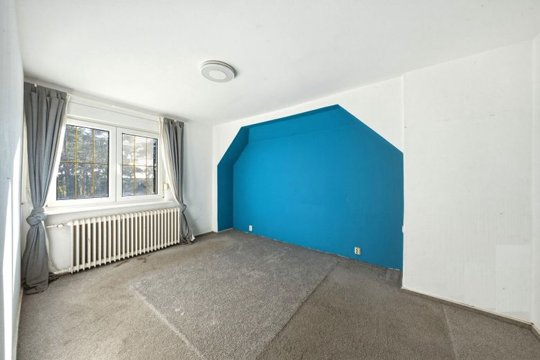 Ormanın kenarında, güneşli bahçesi ve büyük terası bulunan sağlam müstakil ev ve büyük garaj – Schlafzimmer