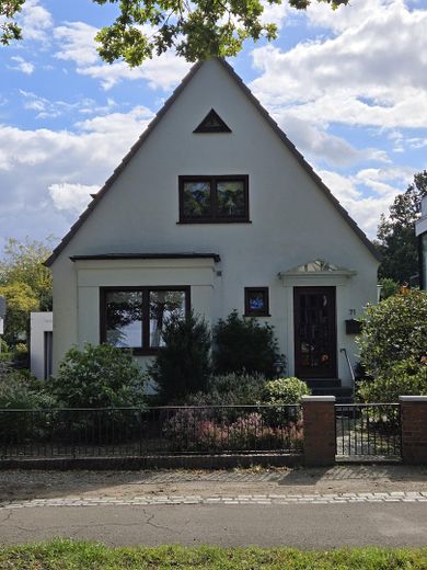 Großzügiges Einfamilienhaus mit viel Potenzial - provisionsfrei – Frontansicht