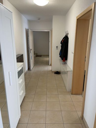 ruhige, helle 2,5 ZKB Souterrain Whg, FBH, voll klimatisiert, Parkplatz, SAT, Gbit Internet/WLAN – Diele/Garderobe