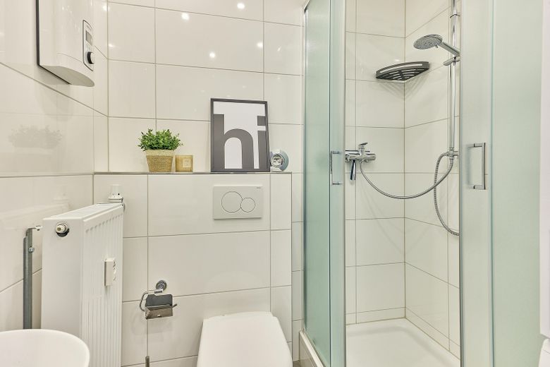 Neues, modernes Bad mit Dusche