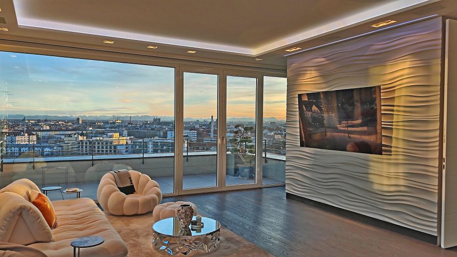 PROVISIONSFREI: Munich's Iconic View – The Ultimate Penthouse – TV+ Kunstwand+Surroundsound