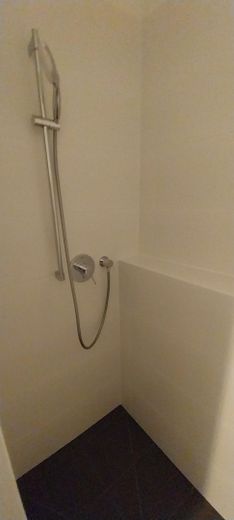 Helles, möbliertes Neubau-Apartment mit Top-Anbindung in Schöneberg – Dusche