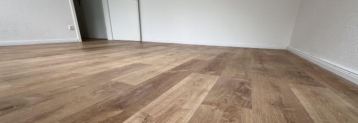 neuwertiger Laminatfußboden in