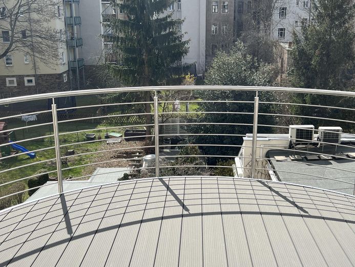 Neuwertige Wohnung mit vier Zimmern, Vollbad und EBK, Traumterrasse in Freiberg – Blick Küche - Terrasse