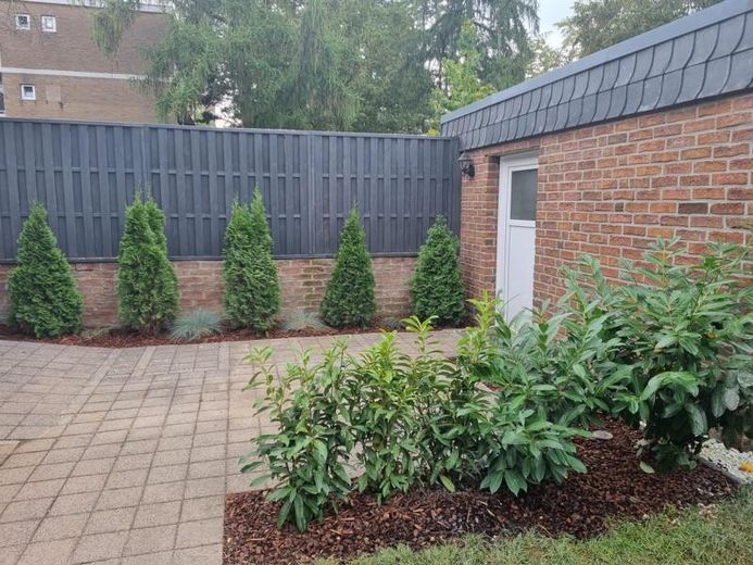 ***4-5-Zimmer Wohnung mit Garten*** – Eingang zum Büro