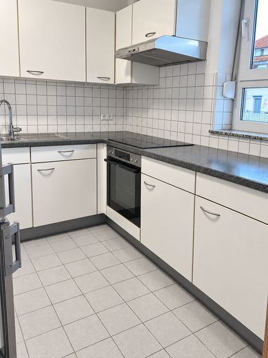 Licht 2-kamerappartement met inbouwkeuken, balkon en parkeerplaats in de ondergrondse garage – Küche