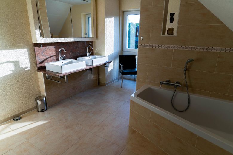 Casa passiva PLUS di architetto, classe energetica A+ (5,0 kWh/m²a) a Weisenheim am Sand – Badezimmer