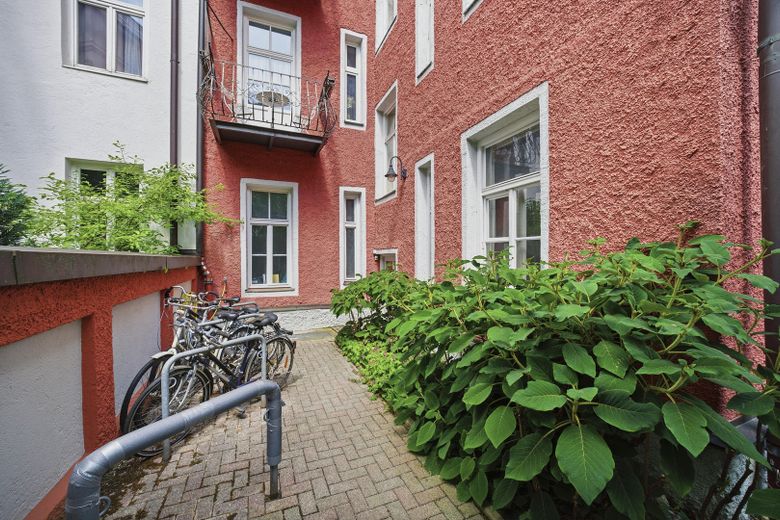 Schönstes Schwabing -kernsanierte DG-Wohnung in denkmalgeschütztem Altbau – Charmanter Hinterhof 