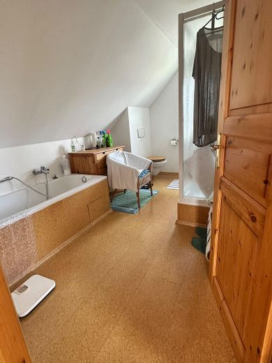 Ruhiges, sonniges & energieeffizientes Einfamilienhaus direkt „hinter’m Deich“ nahe Büsum – Bad mit Wanne u. Dusche