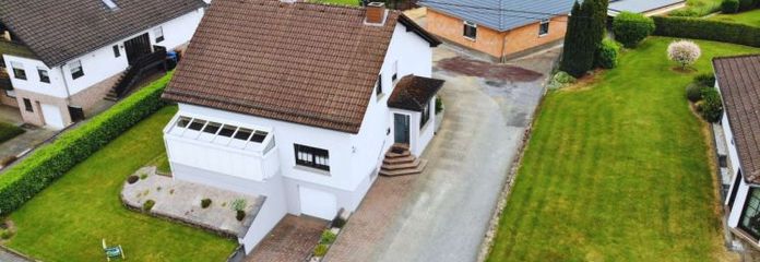 Casa unifamiliare ristrutturata, incluse due autorimesse e una splendida vista, cerca nuovi proprietari
