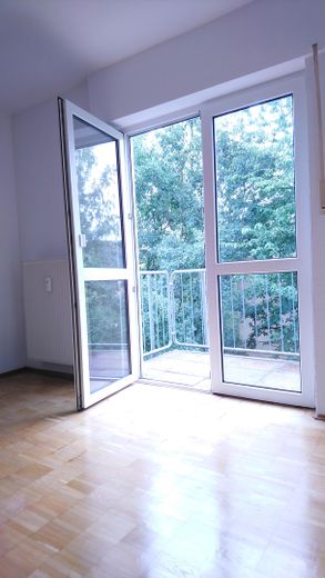 Barrierefreie 2.5-Zimmer-Wohnung mit TG-Platz und kleinem Balkon – Wohnzimmer