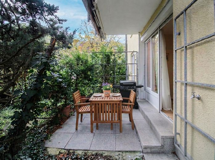 Helle 2-Zimmer-Wohnung in Kornwestheim | Terrasse, Garten, TG, renoviert & E-Rollläden – Terrasse– Einrichtungsbeisp