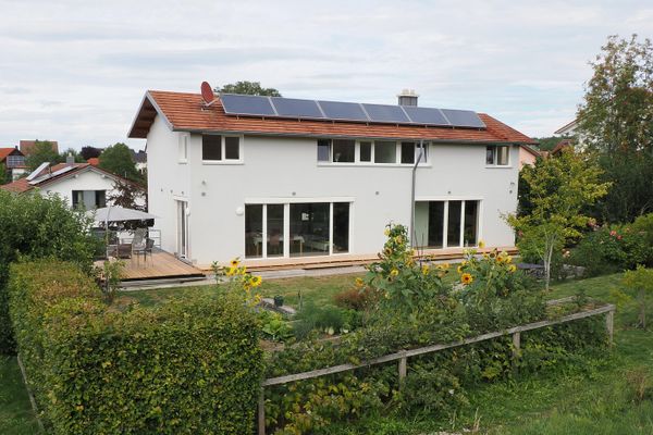 Aydınlık ve huzur verici atmosfere sahip, doğal bahçeli modern mimar evi
