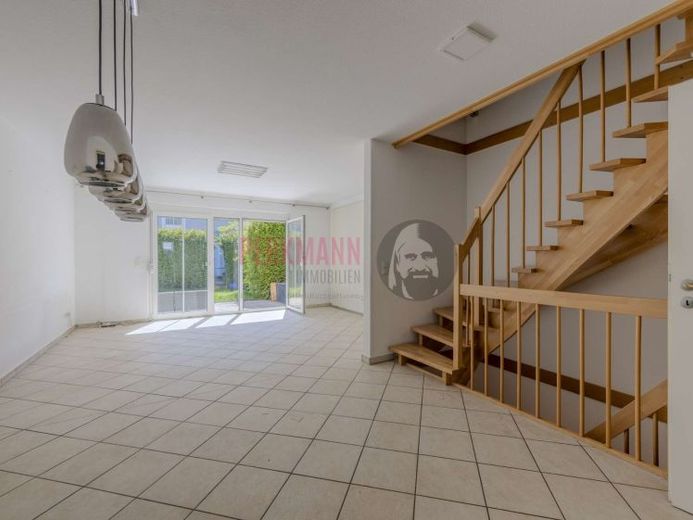 Bezugfreies Reihenmittelhaus in guter Lage mit Einzelgarage zu verkaufen – Foto 1