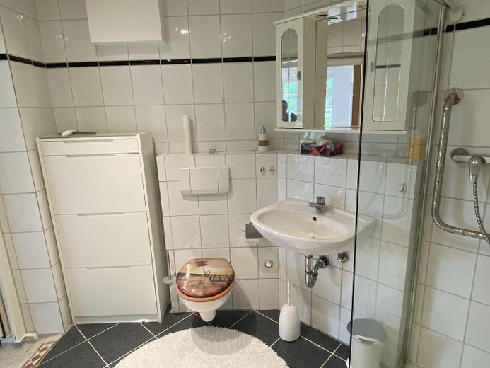 Freistehendes, individuelles  Architektenhaus mit separat gelegener Einliegerwohnung – Badezimmer Einliegerwohnung