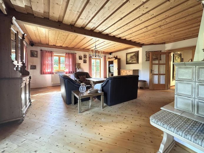 Wunderschöne 4-Zimmer-Wohnung mit traumhaftem Bergblick und 2 großzügigen Hobbyräumen! – Wohnzimmer