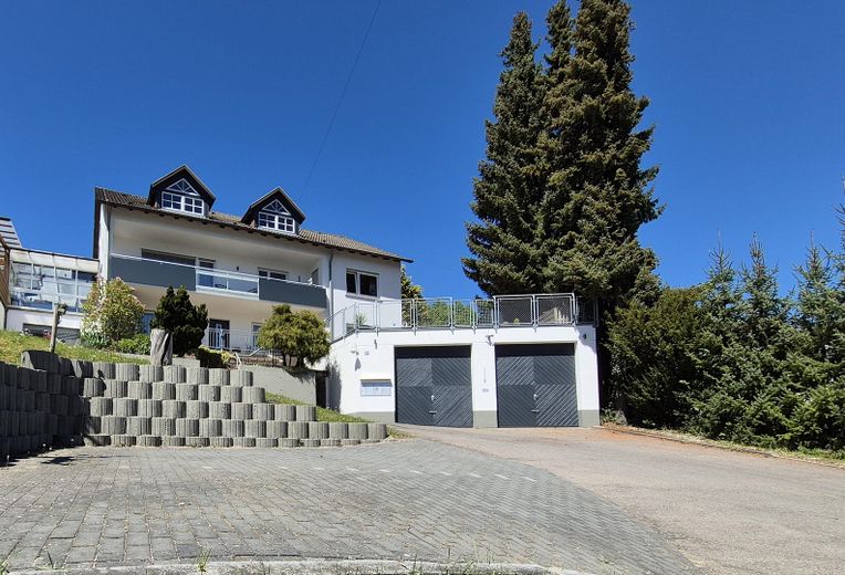 Außergewöhnliches Mehrfamilienhaus mit Aussicht und Ausblick – Carport, PKW Stellplätze