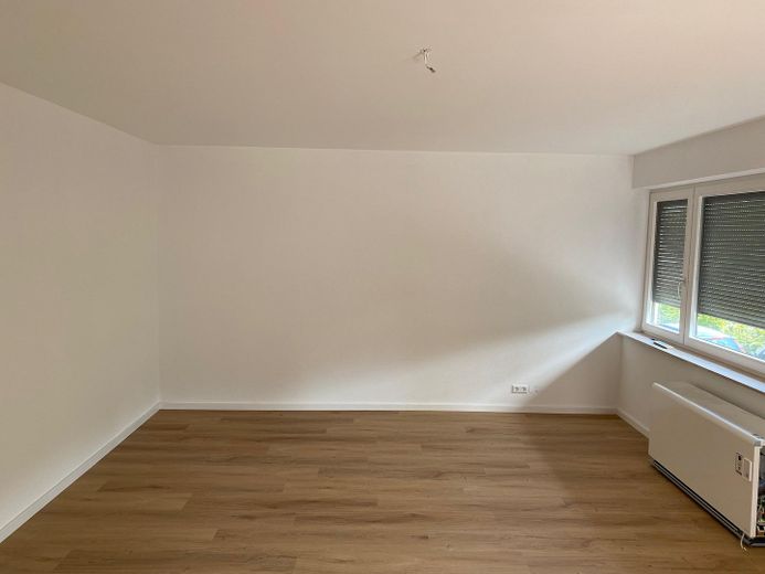 Frisch sanierte 3-Zimmer ETW mit separatem Eingang – Wohnzimmer