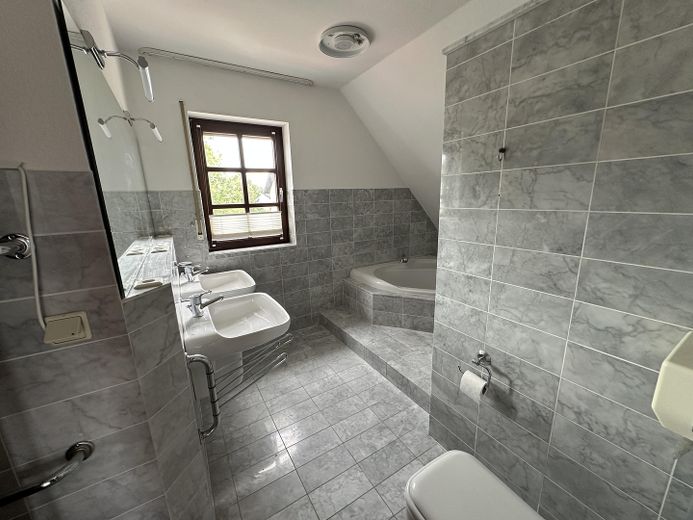 Bad mit Badewanne und Dusche