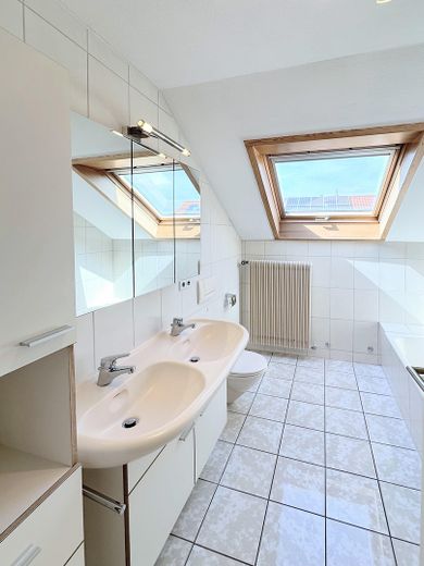 Repräsentatives 2-Familienhaus mit Ausbaupotential in begehrter Wohnlage – DG Badezimmer