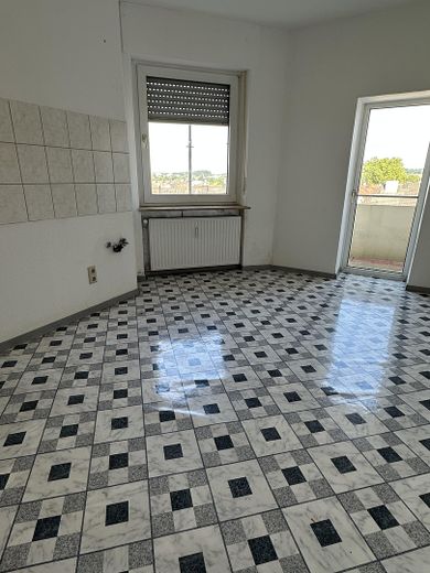 Prima occupazione dopo la ristrutturazione in elegante appartamento in edificio d’epoca – Küche vor Sanierung