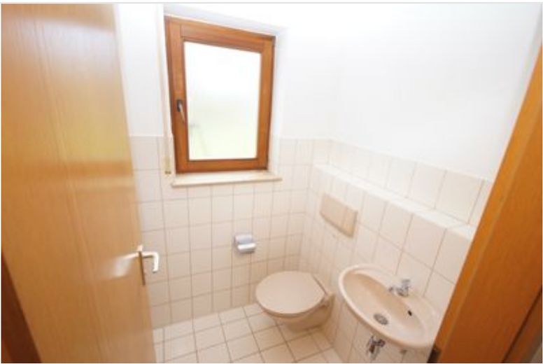 Wohnen in Überlingen: Großzügige 3-Zimmer-Oase mit Balkon, Aussicht & 2 Stellplätzen – Gäste WC