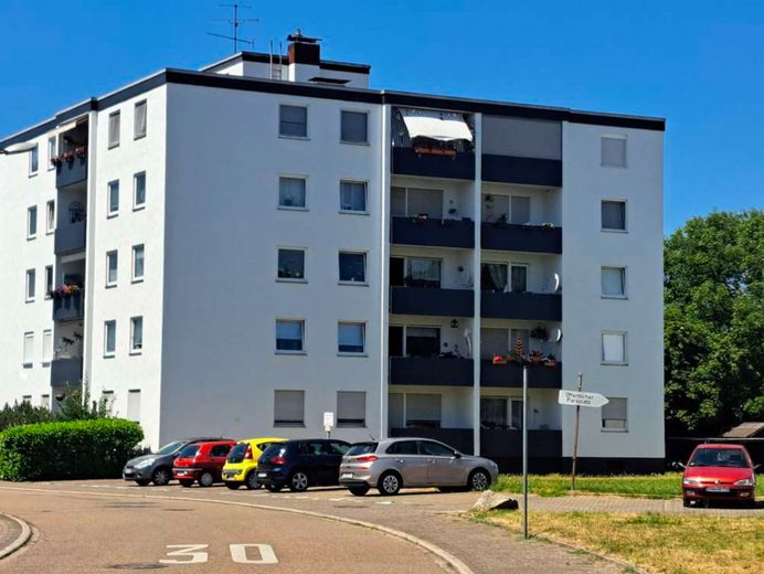 Jasne mieszkanie 3,5-pokojowe z balkonem, windą i nową łazienką – Außenansicht