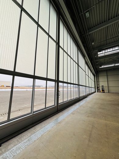 Exklusiver Hangar mit Flugfeldzugang – Werkstatt, Büro & Vorfeld | Neuhausen ob Eck – Schiebetoranlage 11 Meter Höhe