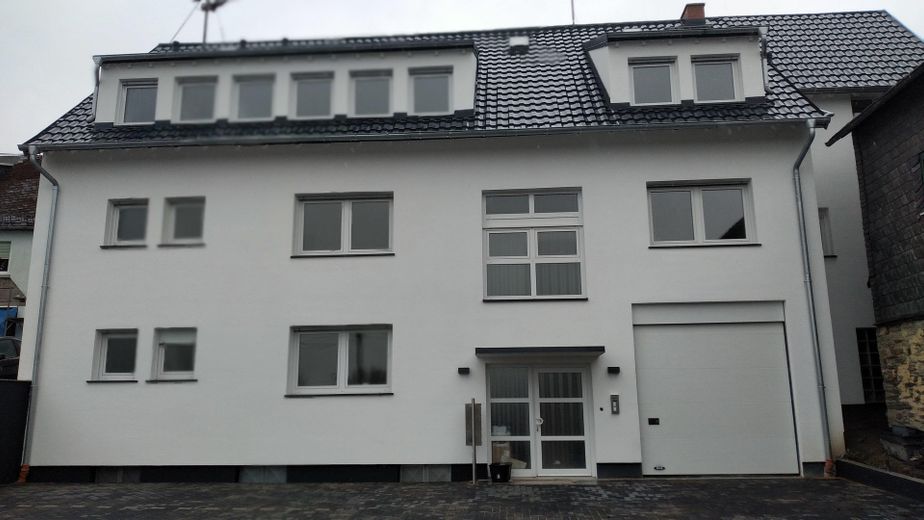 Mieszkania własnościowe/osiedle mieszkaniowe w domu 5-rodzinnym 52qm-106qm z wyższym standardem – Hausfront mit Eingang