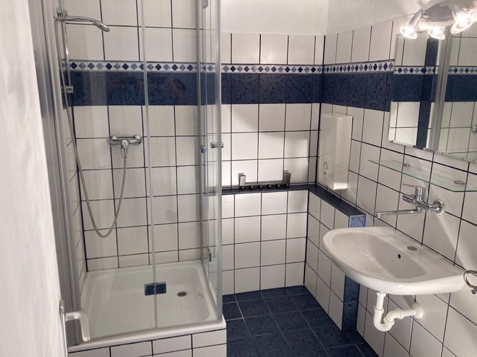 Saubere Wohnung an Student/in sofort längerfristig zu vermieten! – Dusche und Waschbecken