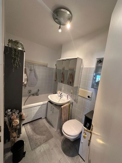 Appartamento soleggiato di 2,5 locali a Germering + box auto sotterraneo – Badezimmer