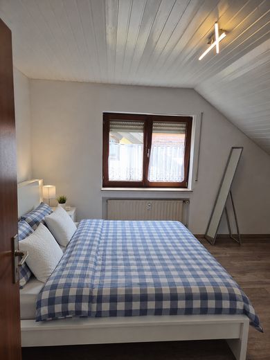 Schöne, großzügige DG-Wohnung in ruhiger Lage – Schlafzimmer