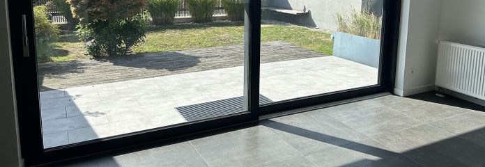 Moderna y luminosa vivienda pareada de planta abierta con jardín