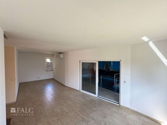 Seltenes EFH-Angebot in Biesdorf: Bj. 2015, Indoor-Pool, Sauna, PV-Speicher - jetzt 675.000 EUR – Wohnzimmer Ist-Zustand