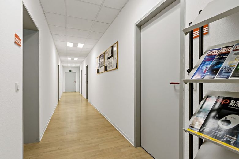 Amplia superficie de oficinas y comercial en Merseburg - ¡aprox. 834 m² divisible en alquiler! – Flur EG