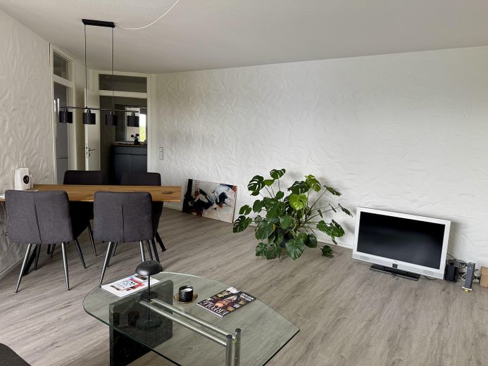 Modernisierte 2-Zimmer-Wohnung mit Balkon, Einbauküche und Tiefgaragenstellplatz – Wohnzimmer