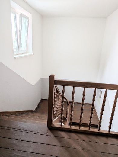 Sanierte Dachgeschosswohnung - Balkon, zum Einzug bereit - OHNE Provision – Treppenhaus