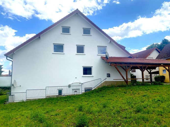 DHH ca. 170 qm Wohnfläche zuzügl. Nutzfläche, sowie Balkon Carport Stellfläche Garten – Hausansicht seitlich