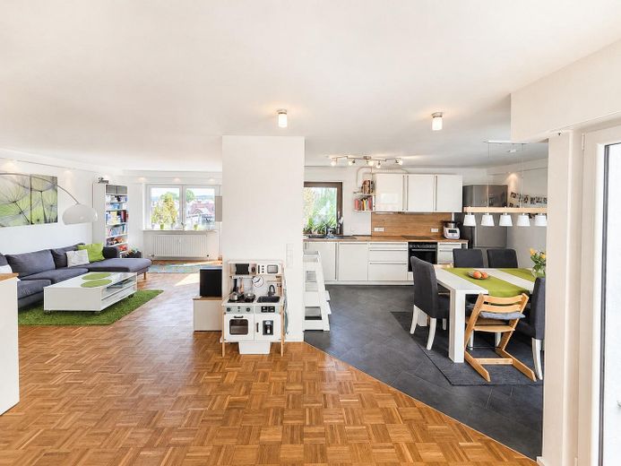 Hausgefühl: Eigener Hauseingang & 31 m² Panorama-Terrasse – Wohnzimmer&Küche