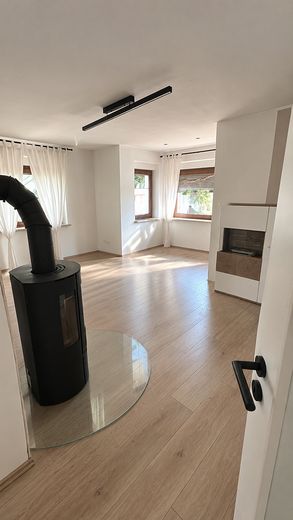 Casa unifamiliare con grande giardino – Foto 1