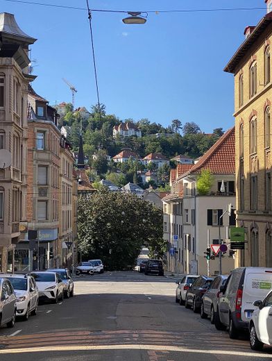 Stilvoll sanierte 2-Zimmer-Wohnung in Stuttgart-Süd (nähe Marienplatz) zur Miete ab 01.08.26 – Straßenansicht Schreiberstraße