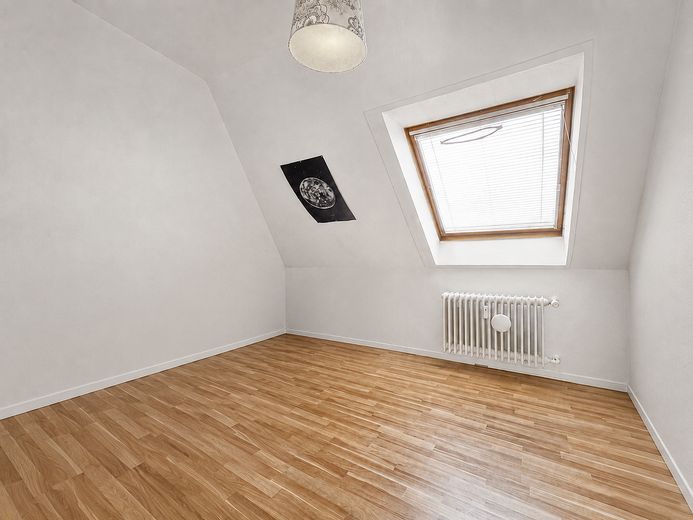 Solidna inwestycja kapitałowa we Frankfurcie | wynajęta | miejsce w garażu podziemnym w cenie – Zimmer