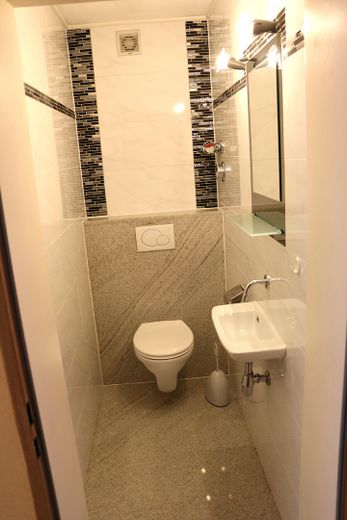 Seperates WC mit Granitboden