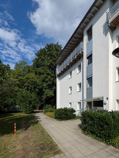 Helle 3 Zimmer am Waldstreifen — Balkon, TG-Stellplatz, bezugsfrei & provisionsfrei – Gepflegte Anlage im Grünen