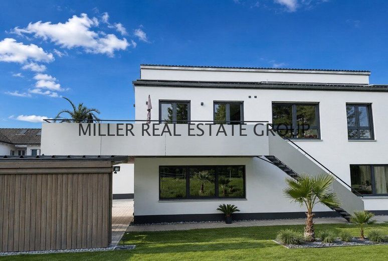 Exklusive Luxusvilla in 85095 Denkendorf - Einliegerwohnung, XXL-Garage, Südgarten &amp; unverbaubarer Weitblick! – Außenansicht